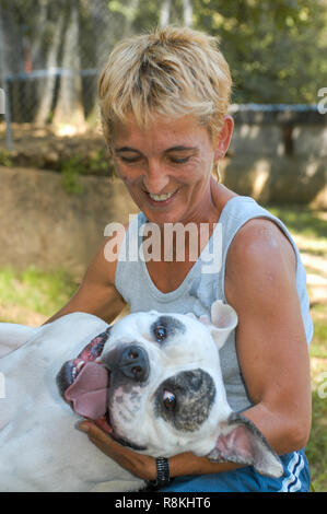 Lugano, Suisse - 19 novembre 2002 : fille avec un chien au refuge d'animaux de Lugano sur la Suisse Banque D'Images