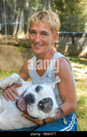 Lugano, Suisse - 19 novembre 2002 : fille avec un chien au refuge d'animaux de Lugano sur la Suisse Banque D'Images