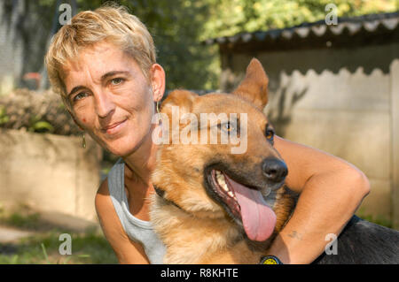 Lugano, Suisse - 19 novembre 2002 : fille avec un chien au refuge d'animaux de Lugano sur la Suisse Banque D'Images