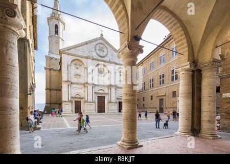 Italie, Toscane, Pienza, Val d'Orcia, classé au Patrimoine Mondial par l'UNESCO, la place Piazza Pio II, le Duomo et le palais Palazzo Piccolomini Banque D'Images