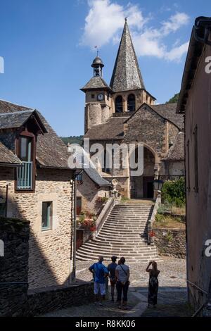 La France, l'Aveyron, Vallée du Lot, Estaing, étiqueté Les Plus Beaux Villages de France (Les Plus Beaux Villages de France), s'arrêter sur la route de St Jacques de Compostelle, classée au Patrimoine Mondial de l'UNESCO, vue sur le château du 16ème siècle et le pont gothique sur le Lot River Banque D'Images