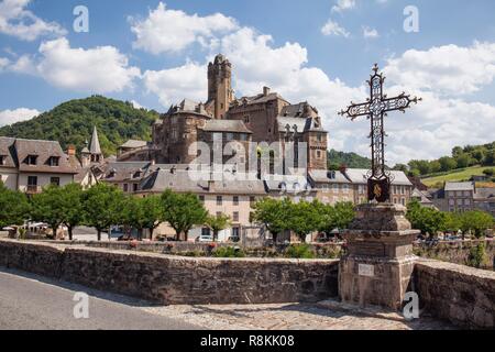 La France, l'Aveyron, Vallée du Lot, Estaing, étiqueté Les Plus Beaux Villages de France (Les Plus Beaux Villages de France), s'arrêter sur la route de St Jacques de Compostelle, classée au Patrimoine Mondial de l'UNESCO, vue sur le château du 16ème siècle et le pont gothique sur le Lot River Banque D'Images