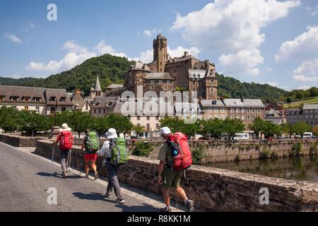 La France, l'Aveyron, Vallée du Lot, Estaing, étiqueté Les Plus Beaux Villages de France (Les Plus Beaux Villages de France), s'arrêter sur la route de St Jacques de Compostelle, classée au Patrimoine Mondial de l'UNESCO, vue sur le château du 16ème siècle et le pont gothique sur le Lot River Banque D'Images