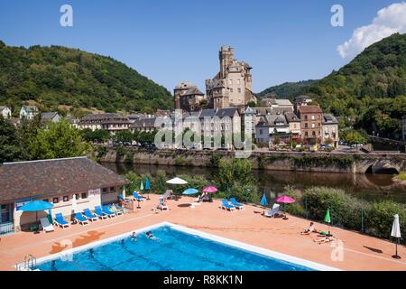 La France, l'Aveyron, Vallée du Lot, Estaing, étiqueté Les Plus Beaux Villages de France (Les Plus Beaux Villages de France), s'arrêter sur la route de St Jacques de Compostelle, classée au Patrimoine Mondial de l'UNESCO, vue sur le château du 16ème siècle et le pont gothique sur le Lot River Banque D'Images