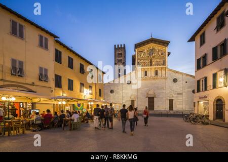 Italie, Toscane, Lucca, San Frediano, église romane et Byzantine mosaïque de la façade, la place Piazza San Frediano Banque D'Images