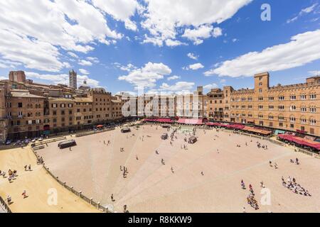 Italie, Toscane, Sienne, inscrite au Patrimoine Mondial de l'UNESCO, vue sur la place Piazza del Campo avec la falaise et clocher de Notre Dame de l'Assomption, la cathédrale Duomo Banque D'Images