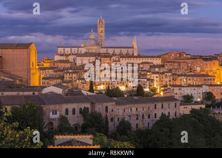 Italie, Toscane, Sienne, inscrite au Patrimoine Mondial de l'UNESCO, vue de Notre Dame de la cathédrale de l'Assomption, le Duomo et la basilique San Domenico à gauche Banque D'Images