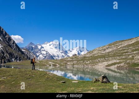 France, Hautes Alpes, Parc National des Ecrins, le lac Goleon (2 438 m) dans le massif de l'Oisans avec la Meije et le râteau (3809m) en arrière-plan Banque D'Images