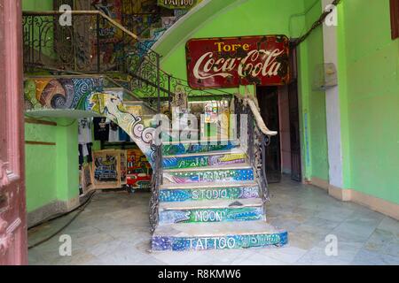 Cuba, La Havane, district de Habana Vieja classé Patrimoine Mondial par l'UNESCO, un escalier couvert de peintures murales Banque D'Images