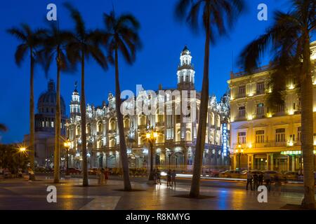 Cuba, La Havane, district de Habana Vieja classé Patrimoine Mondial par l'UNESCO, le Paseo de Marti ou Prado, avenue bordée d'élégants hôtels particuliers reliant le Malecon au Capitole, le Parque Central, le Grand Théâtre de La Havane (Gran Teatro de La Habana) et l'hôtel Inglaterra Banque D'Images