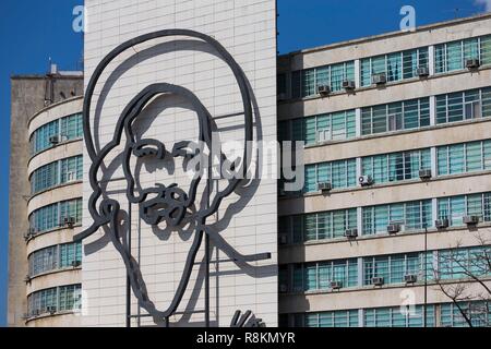 136/5000 Cuba, province de Ciudad de la Habana, La Havane, district de Vedado, Plaza de la Revolucion, façade représentant Camilo Cienfuegos Banque D'Images