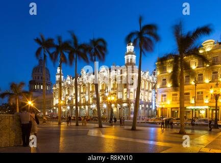 Cuba, La Havane, district de Habana Vieja classé Patrimoine Mondial par l'UNESCO, le Paseo de Marti ou Prado, avenue bordée d'élégants hôtels particuliers reliant le Malecon au Capitole, le Parque Central, le Grand Théâtre de La Havane (Gran Teatro de La Habana) et l'hôtel Inglaterra Banque D'Images