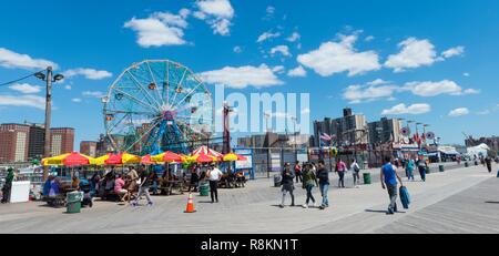 United States, New York, Brooklyn, Coney Island, Brighton Beach, Luna Park, fête foraine le long de la promenade en bois Banque D'Images