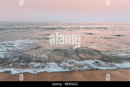 Coucher du soleil sur la mer d'Oman sur une belle soirée d'hiver, vue de l'Thottada beach, New Delhi, Inde. Banque D'Images