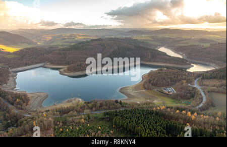 Vue aérienne, vue aérienne, de l'eau faible, Hennetalsperre, réservoir, Hennesee Berghausen,, Meschede, Sauerland, Rhénanie du Nord-Westphalie, Allemagne, DEU, Arnsb Banque D'Images