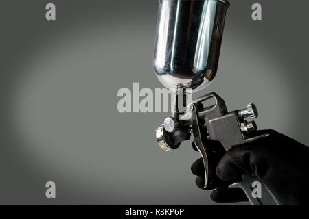Un peintre travaillant avec un pistolet aérographe - isolé Banque D'Images