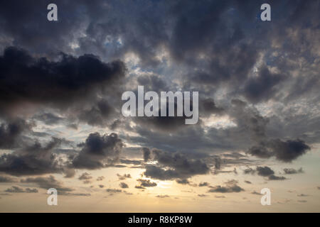 Ciel coucher de soleil spectaculaire, fantastique, belle fond naturel. Coucher de soleil illumine les nuages Banque D'Images