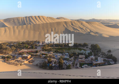 Coucher du soleil à huacachina oasis du désert au Pérou Banque D'Images