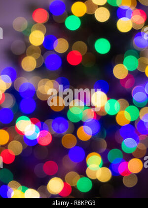 Les lumières d'arbre de Noël Bokeh - hors foyer image d'arrière-plan Banque D'Images