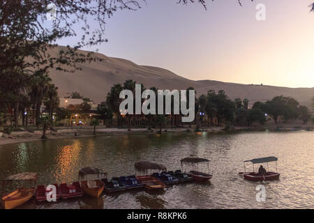 Coucher du soleil à huacachina oasis du désert au Pérou Banque D'Images