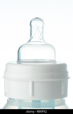 Tétine claire pour nourrir bébé isolé sur fond blanc Banque D'Images