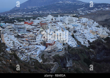 Les bâtiments blanchis à la chaux dans la ville de Fira, sur l'île de Thira / Santorin, en Grèce, sont affichés dans une vue en début de soirée. Banque D'Images