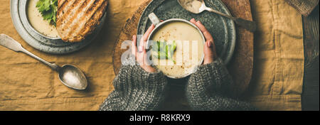 Soupe crème de céleri, le pain grillé et les mains des femmes, vaste composition Banque D'Images