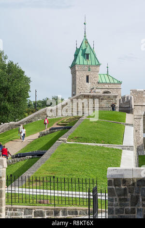 La ville de Québec, Canada - 5 août 2015:les gens et les touristes se promener sur le port saint Jean pendant une journée nuageuse. Banque D'Images