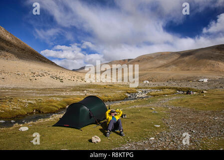 Rivière gelée et camping le long de la Tso Moriri trek, Ladakh, Inde Banque D'Images