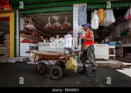 Brésil, Salvador de Bahia, Sao Joaquim juste, épicerie, porter avec sa brouette, les clients en face de la boutique Banque D'Images