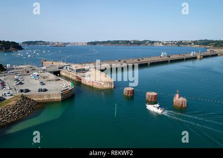 La France, de l'Ille et Vilaine, Côte d'Emeraude (Emerald Coût), Saint Malo, Dinan, le barrage barrage de la Rance, l'usine marémotrice (vue aérienne) Banque D'Images