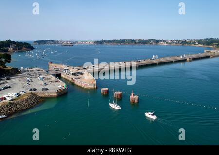 La France, de l'Ille et Vilaine, Côte d'Emeraude (Emerald Coût), Saint Malo, Dinan, le barrage barrage de la Rance, l'usine marémotrice (vue aérienne) Banque D'Images