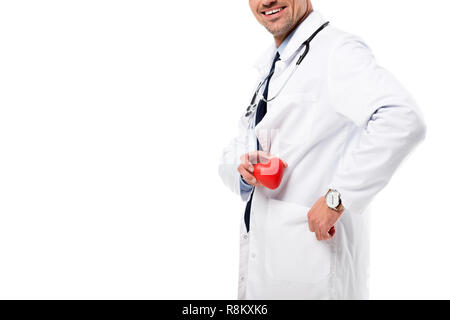 Portrait of smiling doctor in white coat with stethoscope holding heart modèle isolé sur blanc, concept de santé cardiaque Banque D'Images