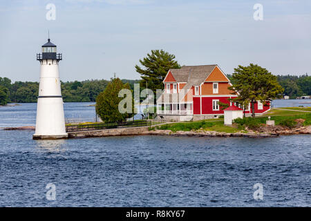 Canada, Province de l'Ontario, Gananoque, archipel des Mille-Îles, la navigation de croisière à la frontière avec les États-Unis, la maison et le phare sur une île privée Banque D'Images