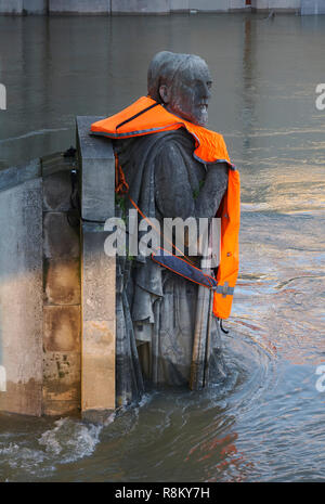 France, Paris, région classée au Patrimoine Mondial de l'UNESCO, l'inondation de la Seine en janvier 2018, la neige a couvert Pont de l'Alma Zouave portant un gilet mis par les militants de la bonne Planète prostesting foundattion contre le réchauffement climatique Banque D'Images