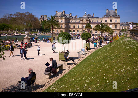 France, Paris, Palais du Luxembourg (abritant le Sénat), les jardins et l'église St Sulpice dans l'arrière-plan Banque D'Images