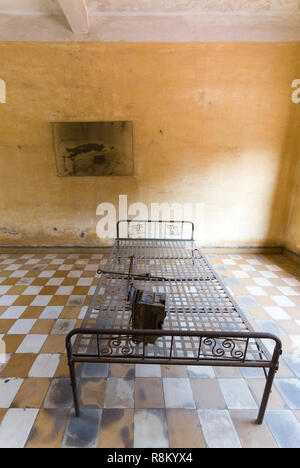 La province de Kandal, CAMBODGE, Phnom Penh, musée de Tuol Sleng, l'ancienne prison S 21 convertie en musée, témoignant de la sauvagerie du régime Khmer Rouge, la torture cell Banque D'Images