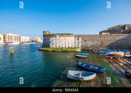 Italie, Pouilles, Salento, Gallipoli, le port de pêche et du 15e siècle le château de Angevine-Aragonese gardant l'entrée de la vieille ville Banque D'Images