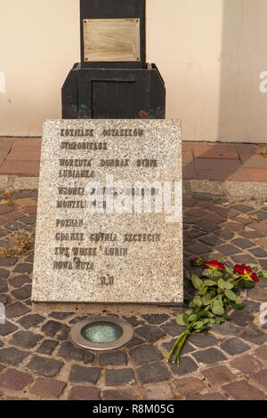 Croix du souvenir pour les victimes du massacre de Katyn Banque D'Images