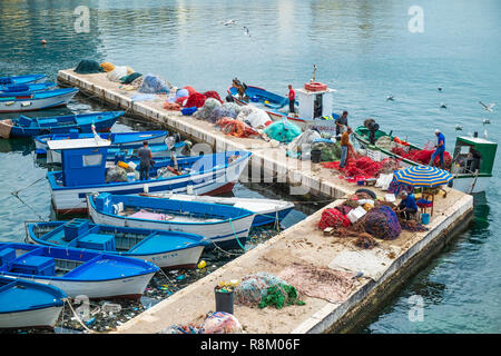 Italie, Pouilles, Salento, Gallipoli, les pêcheurs préparent leurs filets de pêche dans le port de pêche Banque D'Images