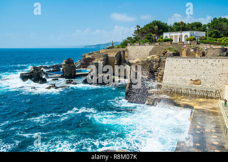 Italie, Pouilles, Salento, Santa Cesarea Terme, l'anse de Bagno Marino Archi Banque D'Images