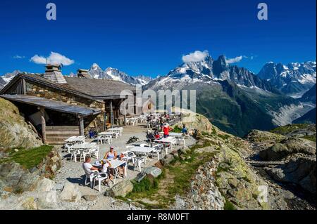 France, Haute-Savoie, Chamonix-Mont-Blanc, Tour du Mont Blanc, Aiguilles Rouges, refuge du lac Blanc, avec la Mer de Glace et les aiguilles de Chamonix dans l'arrière Banque D'Images