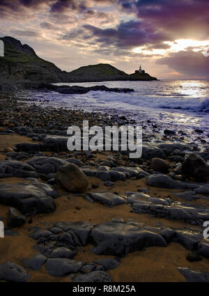 Une aube voir de Mumbles Head dans la Baie de Swansea, Pays de Galles. Banque D'Images