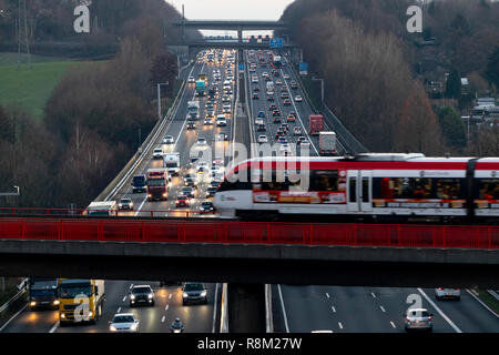 Autobahn, de l'autoroute A3 entre DŸsseldorf et Leverkusen, près de Erkrath, Allemagne, pont de chemin de fer, train local, Banque D'Images