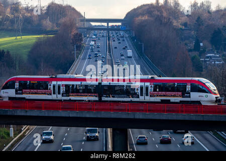 Autobahn, de l'autoroute A3 entre DŸsseldorf et Leverkusen, près de Erkrath, Allemagne, pont de chemin de fer, train local, Banque D'Images