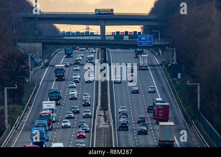 Autobahn, de l'autoroute A3 entre DŸsseldorf et Leverkusen, près de Erkrath, Allemagne, pont de chemin de fer, Banque D'Images