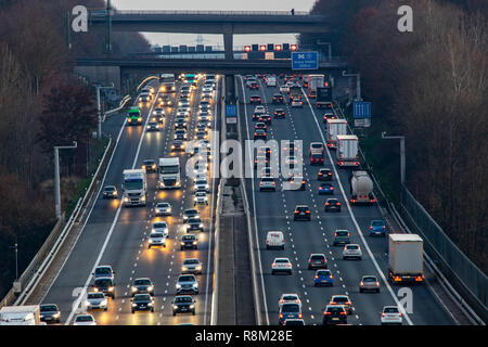 Autobahn, de l'autoroute A3 entre DŸsseldorf et Leverkusen, près de Erkrath, Allemagne, pont de chemin de fer, Banque D'Images