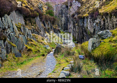 Vue d'un étroit sentier sinueux à travers le paysage sauvage du parc national de Snowdonia. Banque D'Images