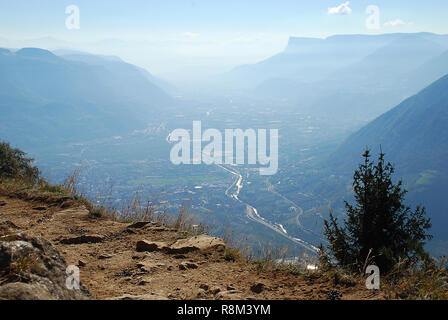 Une vue de la vallée de l'Adige de Merano à Bolzano, debout à l'Hans-Frieden-Felsenweg (Meran, le Tyrol du Sud, Italie) Banque D'Images