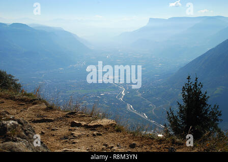 Une vue de la vallée de l'Adige de Merano à Bolzano, debout à l'Hans-Frieden-Felsenweg (Meran, le Tyrol du Sud, Italie) Banque D'Images